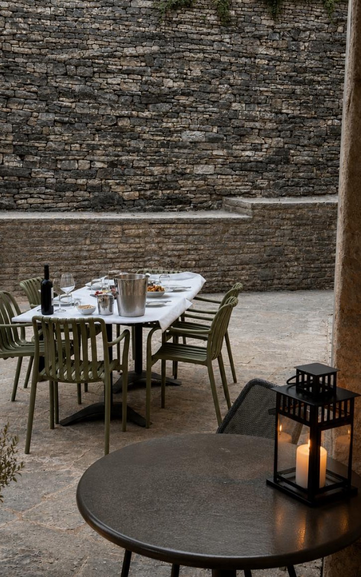Diava Restaurant dining room in Ano Pedina